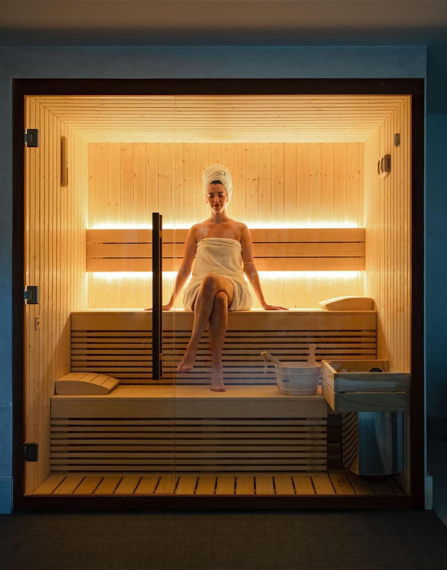 미트시스 알릴라 리조트 앤 스파 팔리라키 외부 사진 A woman in a sauna