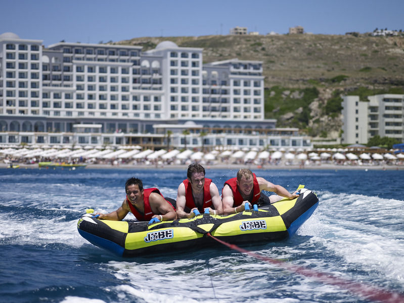 미트시스 알릴라 리조트 앤 스파 팔리라키 외부 사진 A group of passengers on a water taxi in Antalya, Turkey